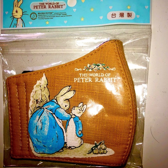 World of Peter Rabbit facial mask featuring Beatrix Potter style illustrations - Picture 4 of 7